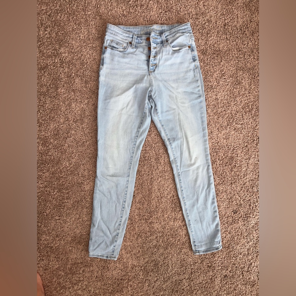 Universal threads size 6 light washed jeans